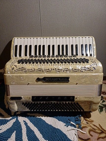 Tästä kunnon pianoharmonikka 4-äk  Bugari  valkoisilla hihnoilla  !