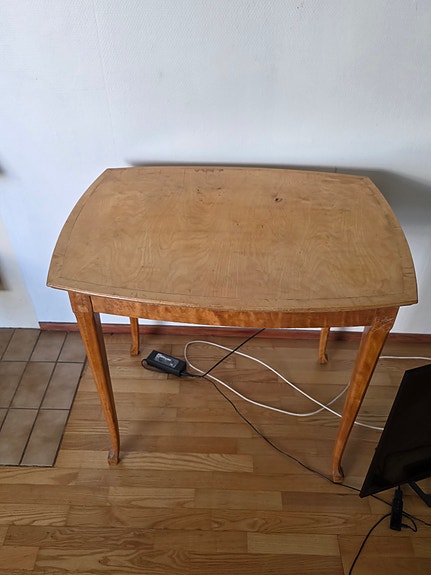 Antiikkinen pieni puinen pöytä