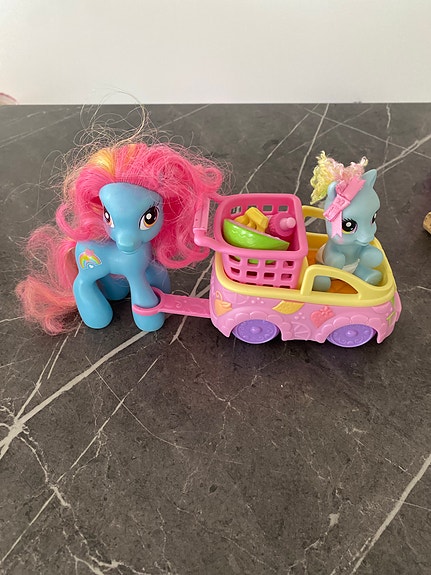 My Little Pony -poni, vauva ja ostoskärryt