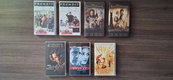 VHS-elokuvien ja Frendit-sarjan kasettipaketti