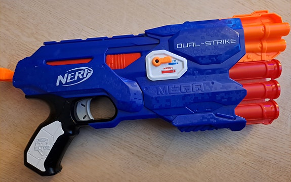 Nerf Dual-Strike Mega leluase
