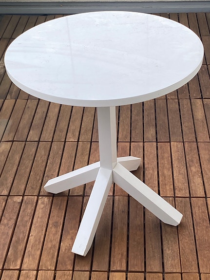 Bruka Design pyöreä valkoinen pikkupöytä