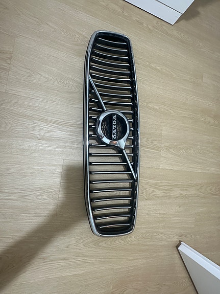 Volvo etusäleikkö / maski