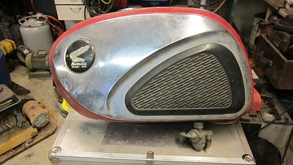 moottoripyörä honda Dream bensa tankki
