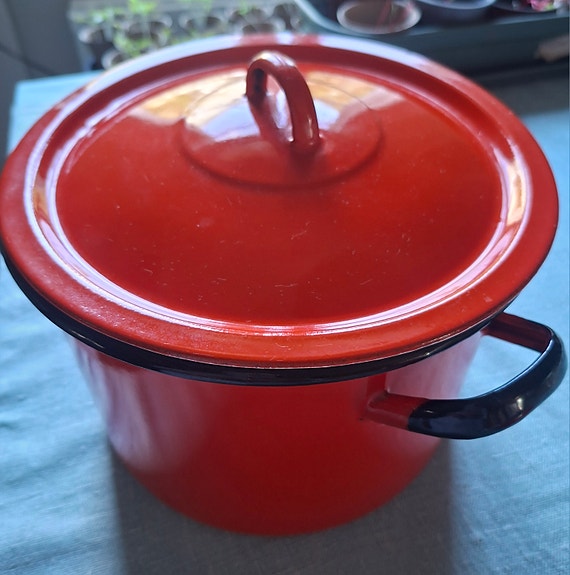 Emaloitu punainen kattila 22 cm