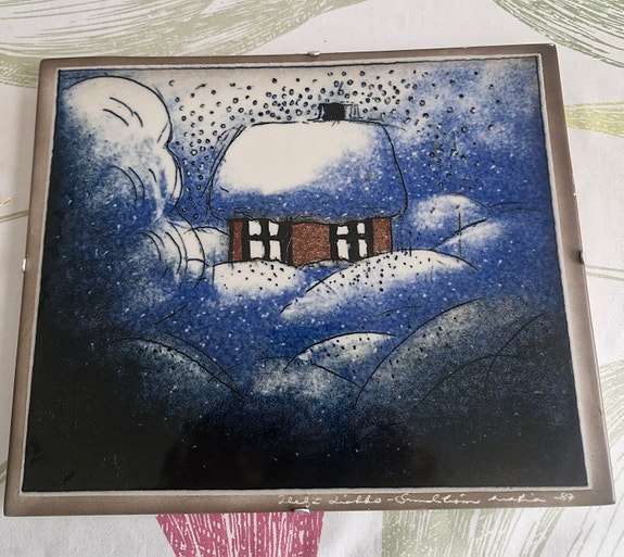 Arabia, Heljä Liukko-Sundström Talvinen talo, 1987