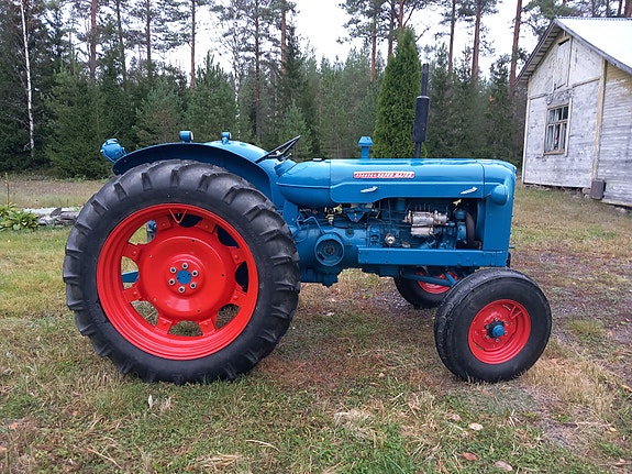 Fordson Super Major + työlaitteet