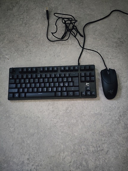 Mekaaninen näppäimistö ja Razer hiiri