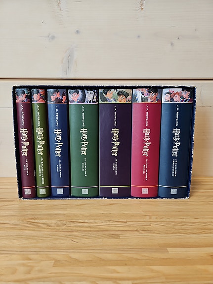 Harry Potter -kirjasarja keräilylaatikossa, J.K. Rowling