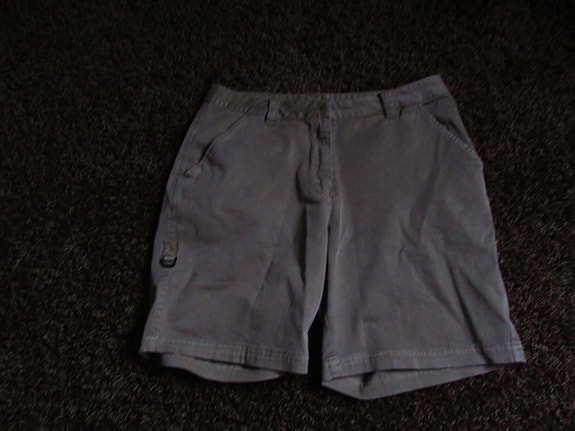 Naisten shortsit koko 36