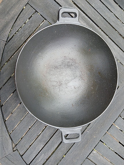 Valurautainen wok-pannu kahvoilla