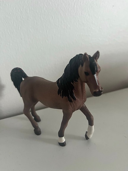 Ruskea Arabian hevonen ori. Schleich
