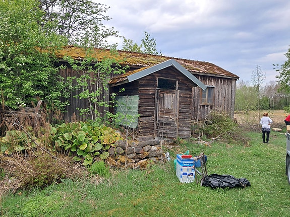Vanha puinen ulkovarasto / vaja piharakennus