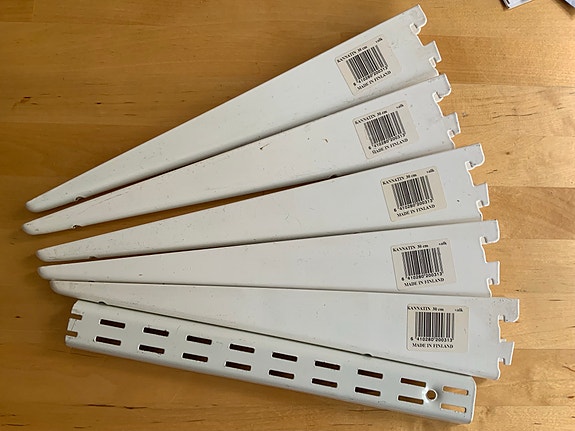 5 x Sovella hyllynkannatin 30 cm, valkoinen UUSI, yht 16 €