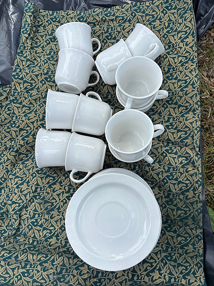 Tradition valkoiset kahvikupit ja tassit