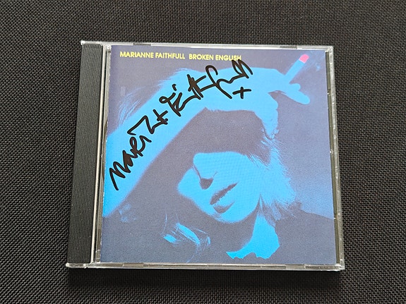 Marianne Faithfull Nimikirjoitus! Broken English