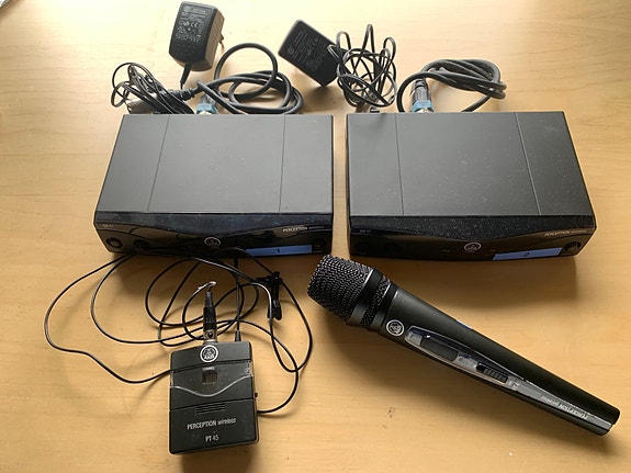AKG SR45 (2 kpl) langaton mikrofonijärjestelmä + AKG PT45 ja AKG HT45-mikrofonit