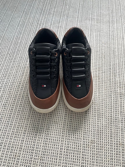Tommy Hilfiger kengät 32