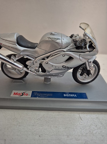Maisto Triumph Daytona pienoismallimoottoripyörä hopea