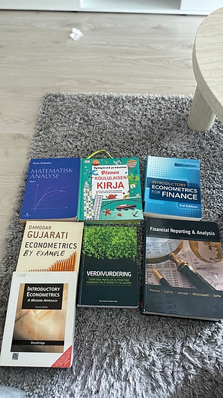 Liiketoiminta ja taloustiede -oppikirjoja, ekonometria ja rahoitus
