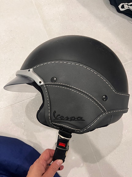 Vespa -merkkinen kypärä