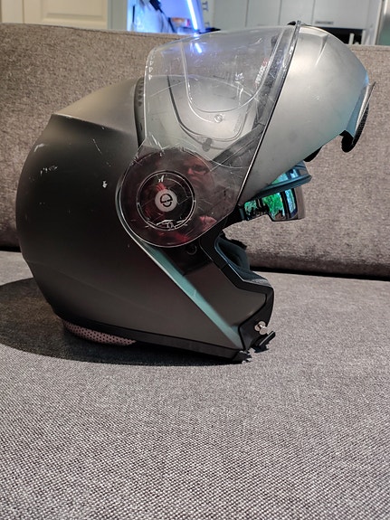 Schuberth C3 Pro varustettu Sena kypärä puhelimella.