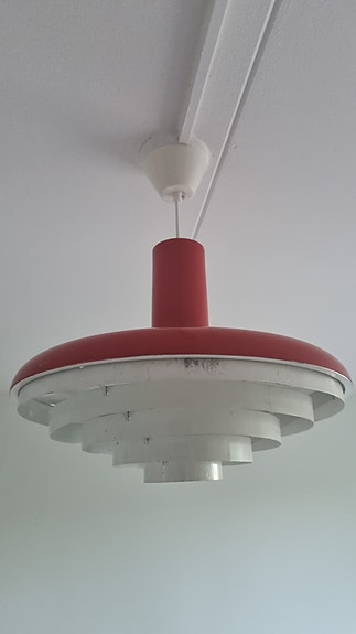 Kunnostettu. Aris punainen retro kattovalaisin