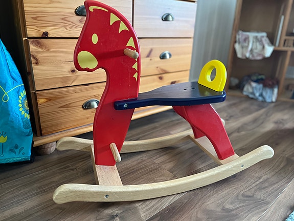 Myydään vähän käytetty keinuhevonen
