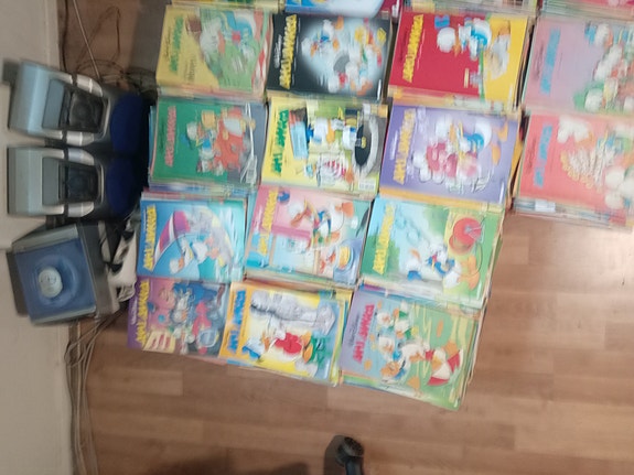 Myydään n. 2200 Aku Ankkaa