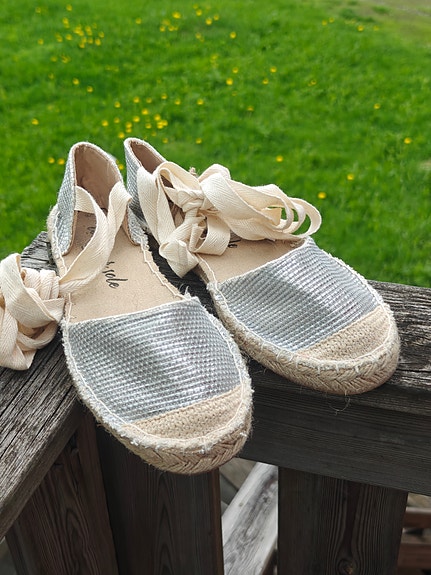 Hopeiset espadrillo -kengät nauhoilla