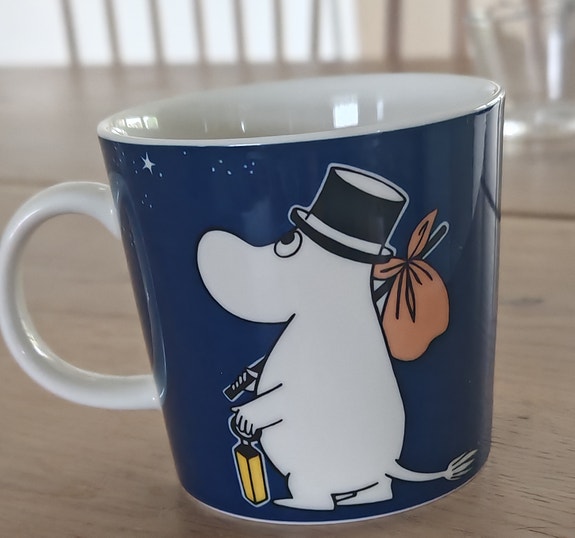 Muumimuki Muumipappa purjehtii