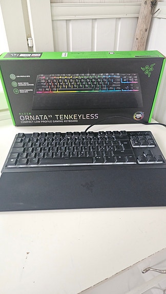 Razer näppäimistö rannetuella (Ornata V3 TKL RGB)