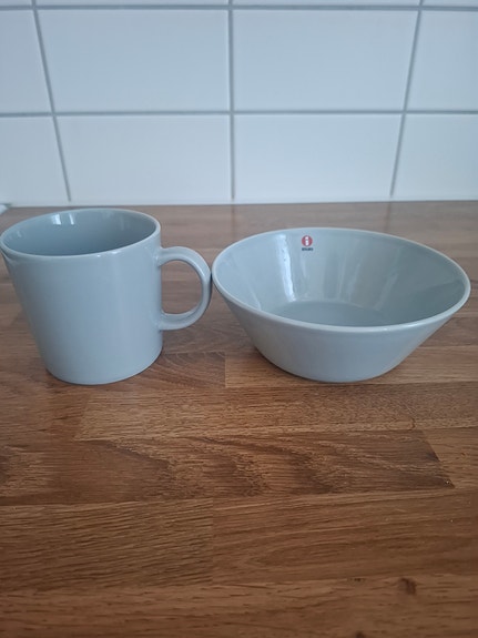 Teema muki ja syvälautanen