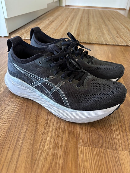 Asics Gel Kayano (naisten) juoksukengät 40,5