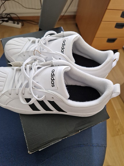 Adidaksen kengät