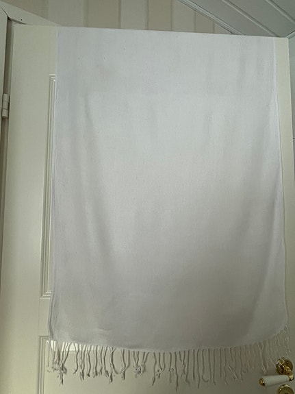 Valkoinen huivi koko 68cm x 187cm