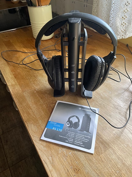 Sennheiser RS 170 langattomat kuulokkeet telakalla