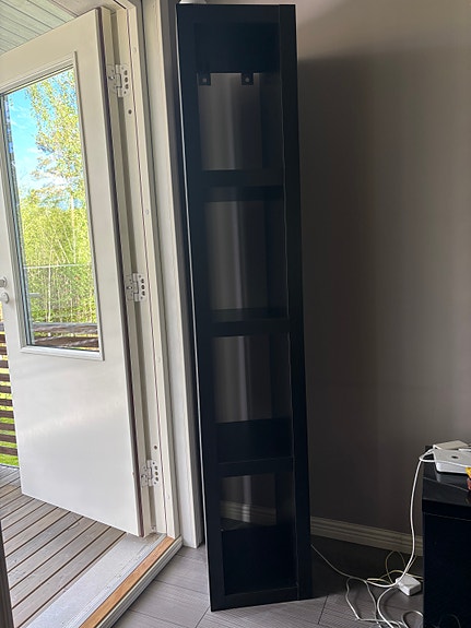 IKEA mustan ruskea Kallax-hyllykkö