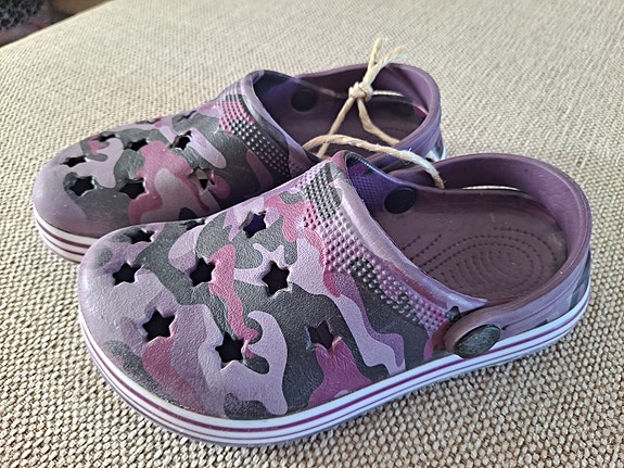 Violetit, maastokuvioiset "crocsit", koko 29