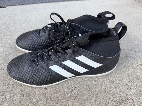 Adidas futsal-jalkapallokengät musta valkoinen koko EU 39–39.5 (US 6.5 UK 6)