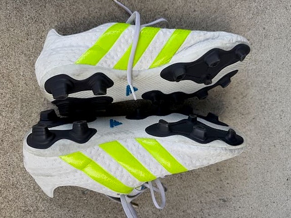 Adidas nappulakengät valkoiset keltaraidat, EU 42.5-43 (US 9, UK 8.5)
