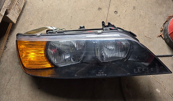 BMW z3 apukuljettajan puoleinen ajovalo