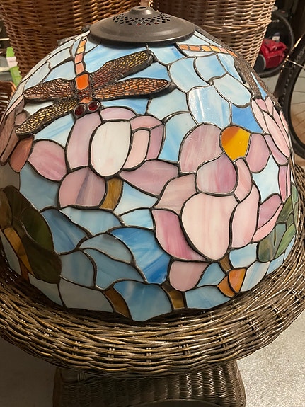 Tiffany-tyylinen pöytälamppu lasimosaiikkivarjostimella
