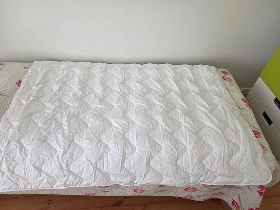 Myydään 2 peittoa ja tyyny lapselle