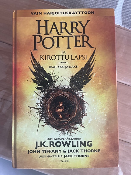 Harry Potter ja kirottu lapsi kirja suomeksi