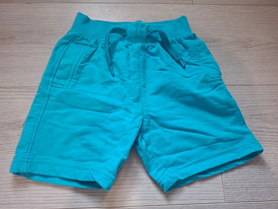 Turkoosit shortsit 98