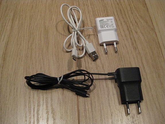 Kaksi micro-usb laturia