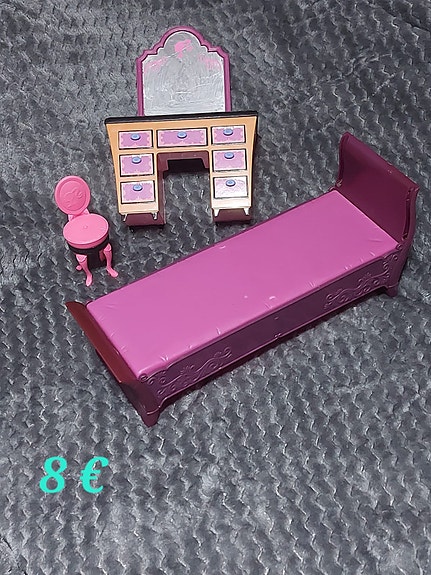 Barbie nukkekodin sänky ja kampauspöytä