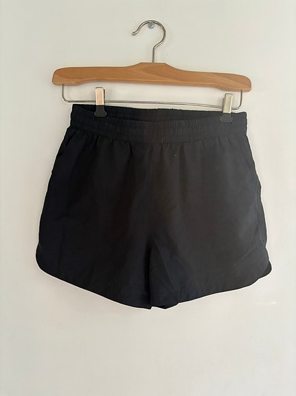 Mustat shortsit.