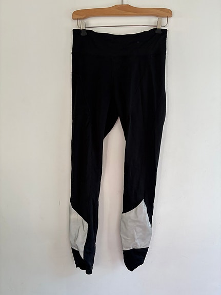 Mustat legginssit.